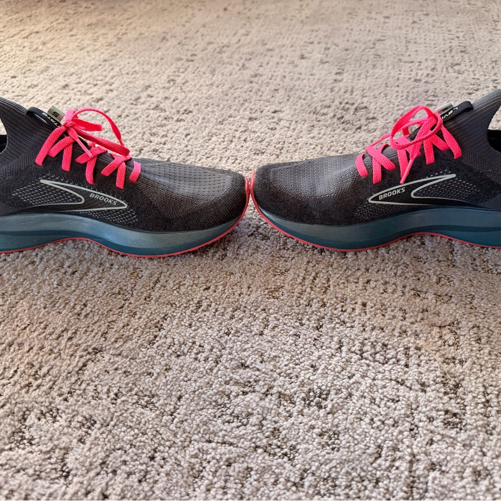 Brooks women’s levitate 5 stealth fit size 9 - Picture 3 of 6
